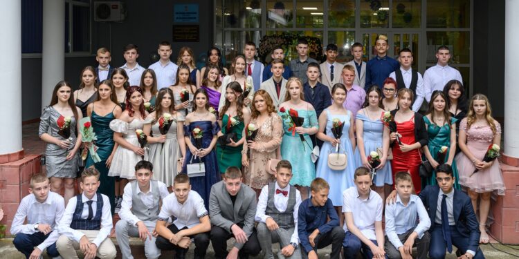 Kovačickí maturanti spolu pred budovou základnej školy (Foto: Jaroslav Mlynárček)