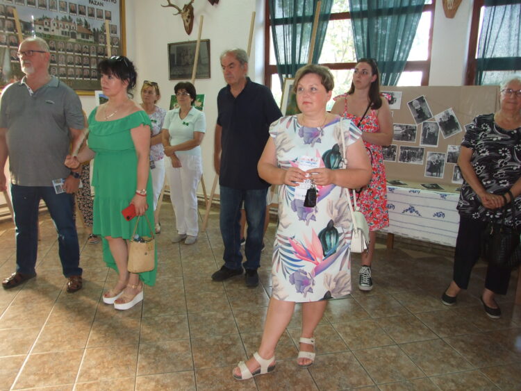 Obecenstvo na otvorení výstav