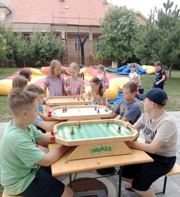 Pazovské deti pri hrách