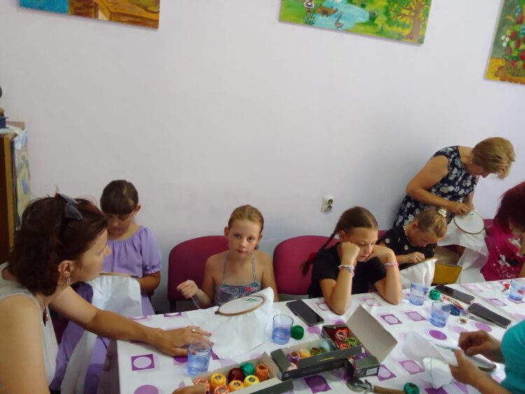 Aj vyšívanie sa prenáša zo starších generácií na mladšie (foto: z archívu Aktívu žien Silbaš)