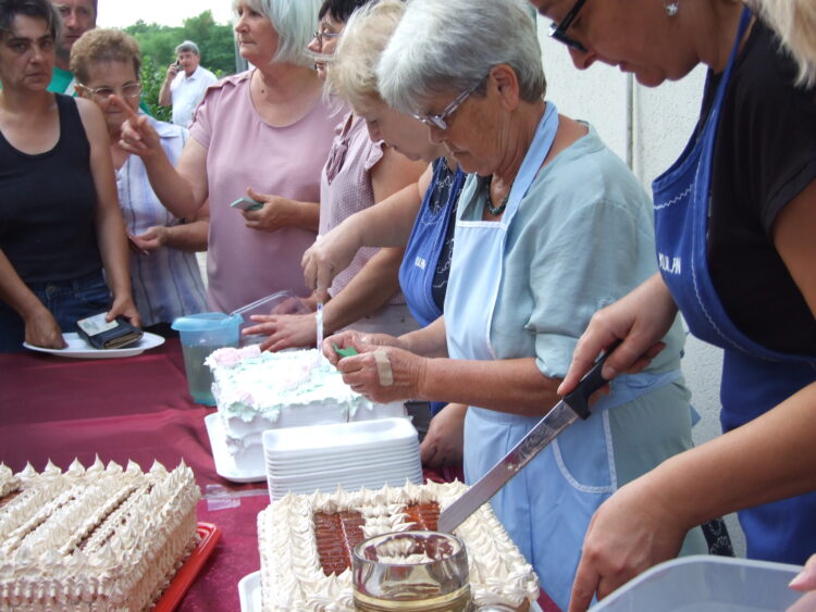 Spolkárky predávajú torty