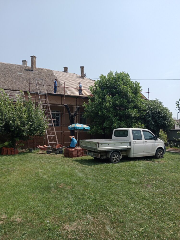 Usilovní majstri opravujú strechu