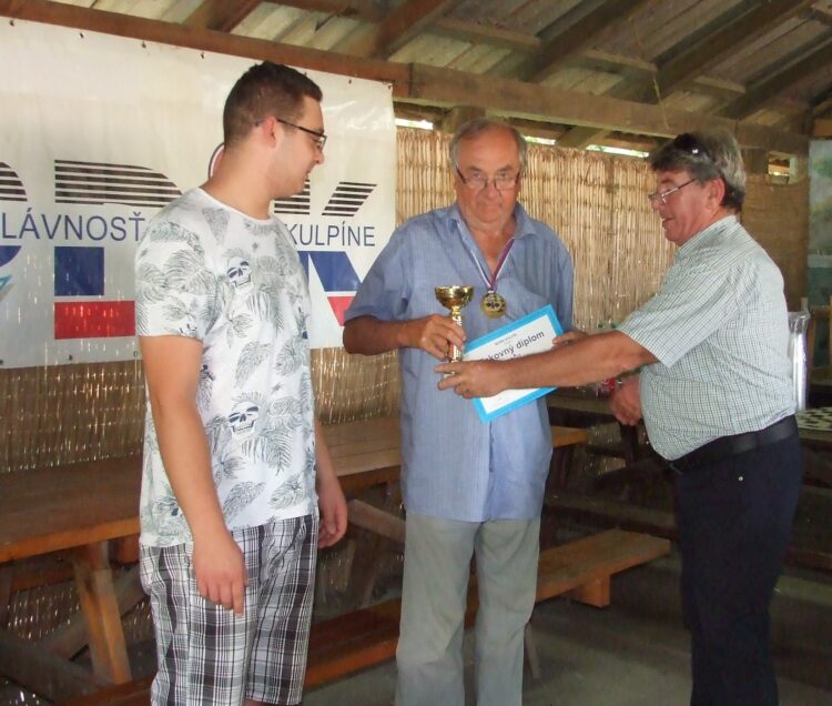 Víťaz turnaja Juraj Červenák (v strede) s predsedom MOMS a predsedom ŠK Kulpín