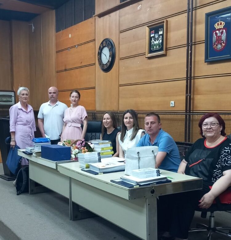 Profesori a zamestnanci školy s riaditeľom na udelení diplomov (foto: z archívu školy)