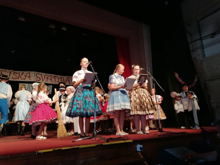 Detská svadba v Kovačici (foto:  Anna-Andrea Holíková