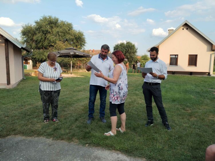 Udeľovanie ďakovných listov účastníkom tábora