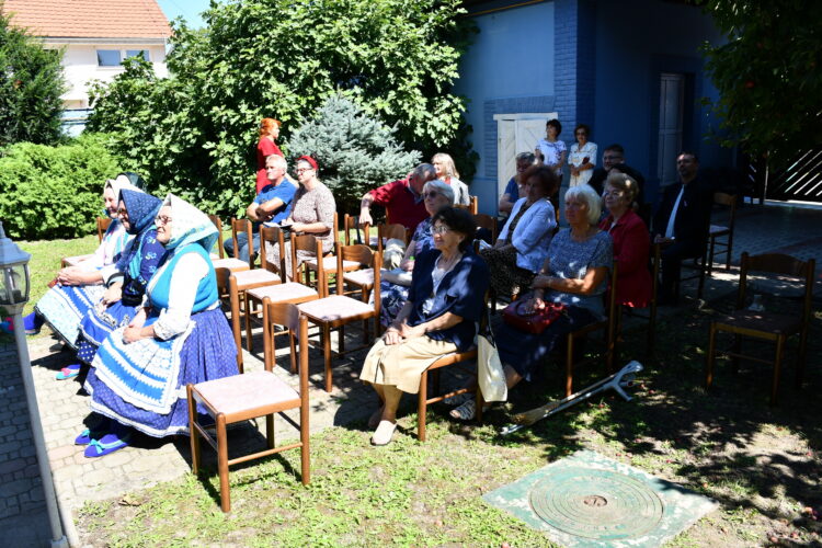 Na nádvorí Domu Matice slovenskej v Srbsku