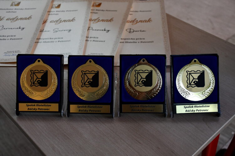 Zlaté ďakovné plakety