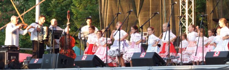 Petrovské mladšie ratolesti vo veselom tanci Na dva kroky nám zahraj