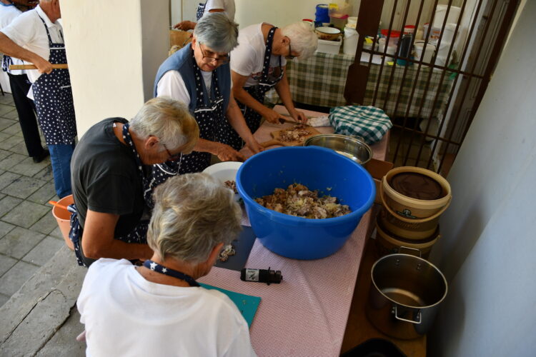 Aby lepšie chutila, kusy mäsa povyberajú, rozkrájajú, a potom vrátia do kotlov