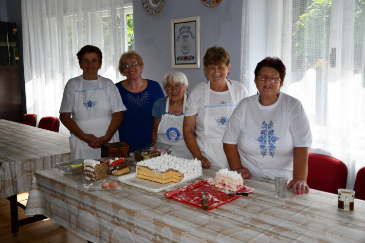 Úsmevy žien pri vypredanom sortimente tort