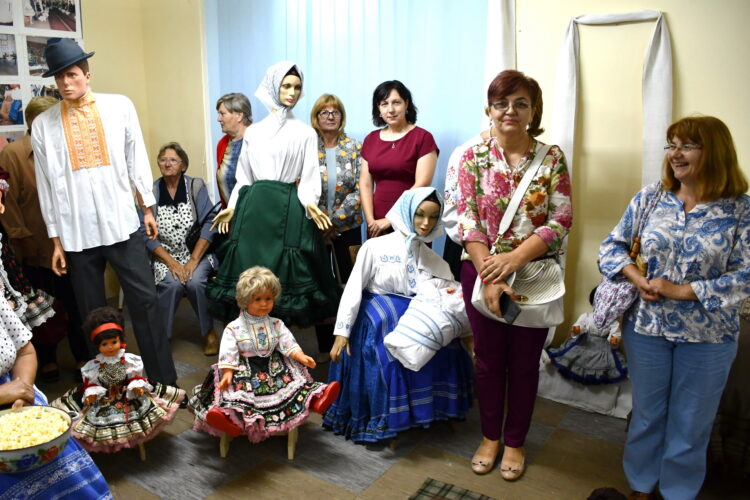 Aj cezpoľné spolkárky sa zamiešali do expozície