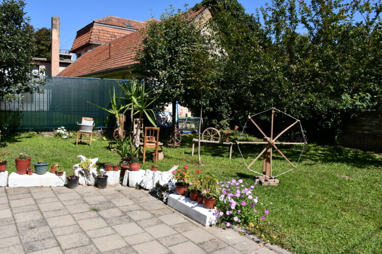 Aj nádvorie si ženy primerane ozdobili