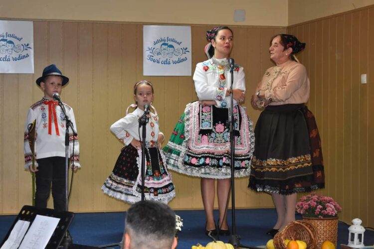 Takto viac generácií spievalo vlani na detskom festivale v Pivnici (foto: Miroslav Pap)