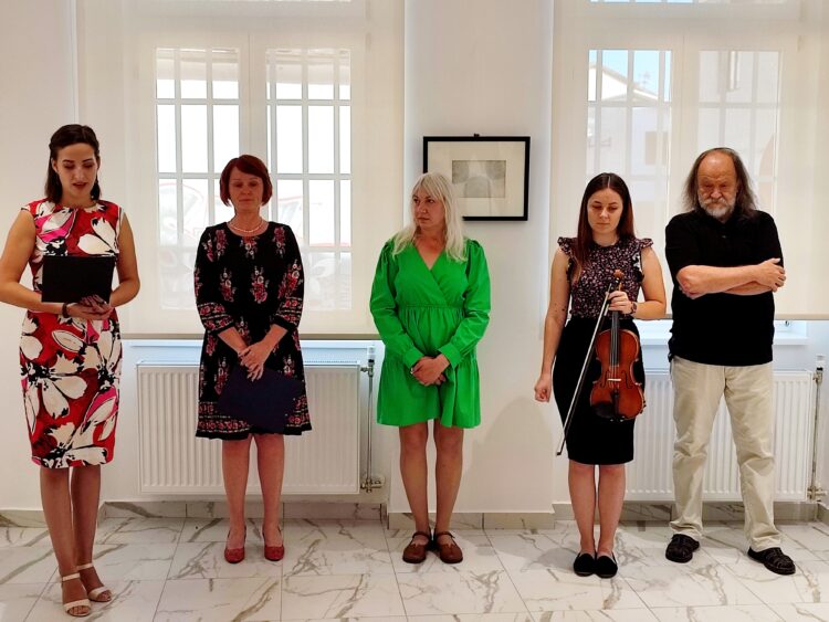 Akademická maliarka Zdenka Mária Madacká (tretia zľava)