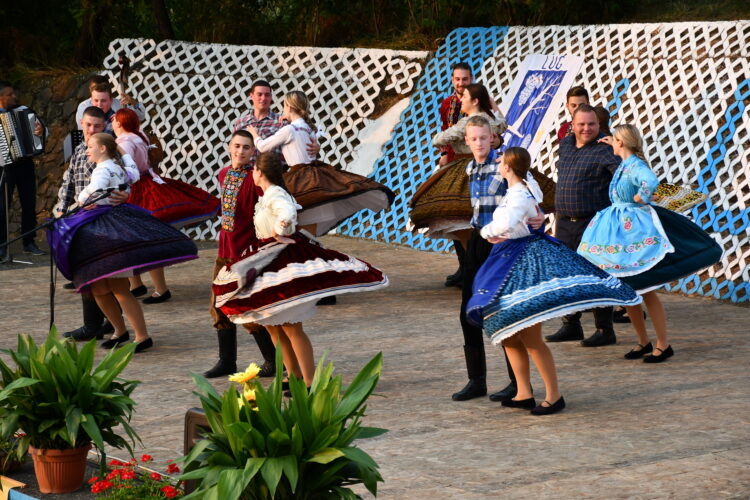 Pivničania s polhodinovým programom