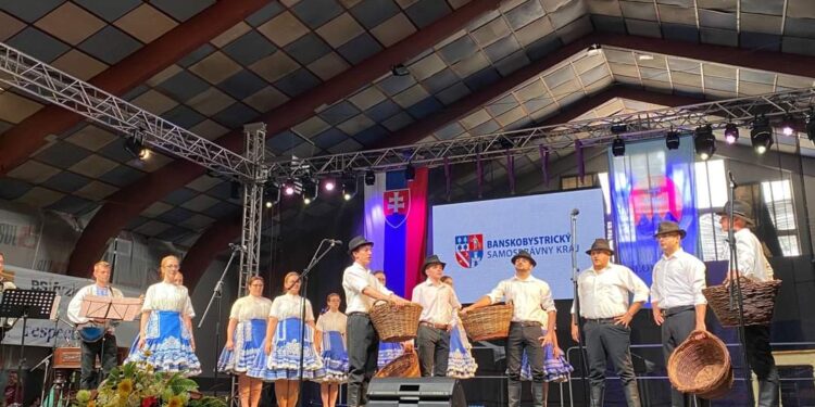 Kulpínski mládežníci folkloristi na matičných oslavách v Martine (foto: z archívu KUS Zvolen)