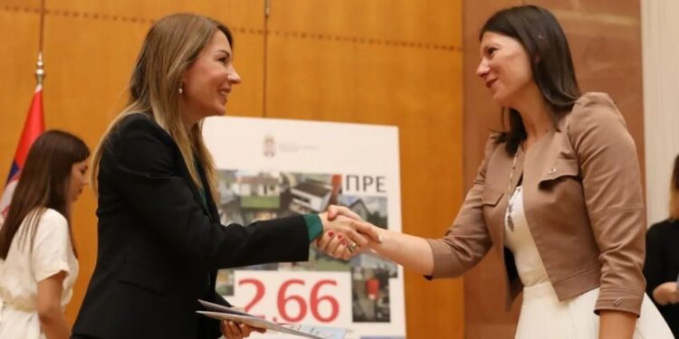 Dubravka Đedovićová, ministerka baníctva a energetiky (zľava), a Marina Savićová, zástupkyňa predsedu Obce Stará Pazova (foto: Obec Stará Pazova)