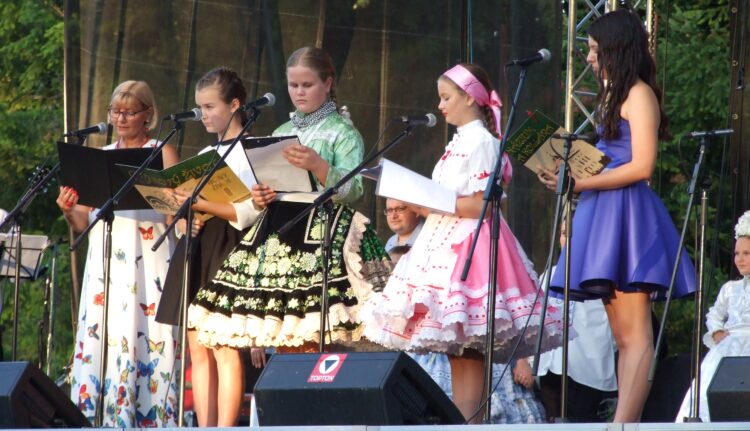 Moderátorky programu počas príhovoru predsedníčky Národnostnej rady Dušanky Petrákovej