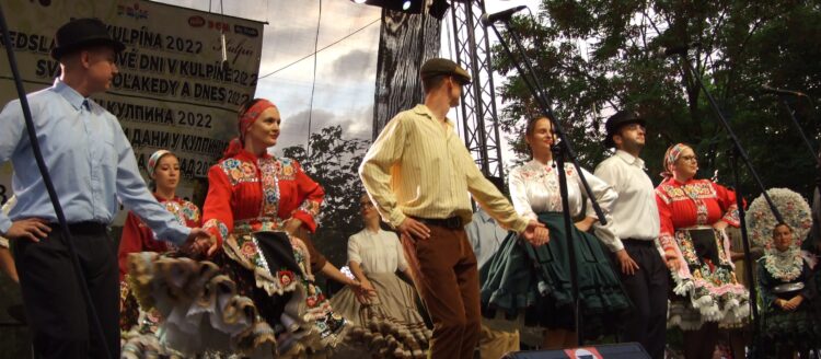 Tanečníci kulpínskeho spolku v predvedení svadobného tanca