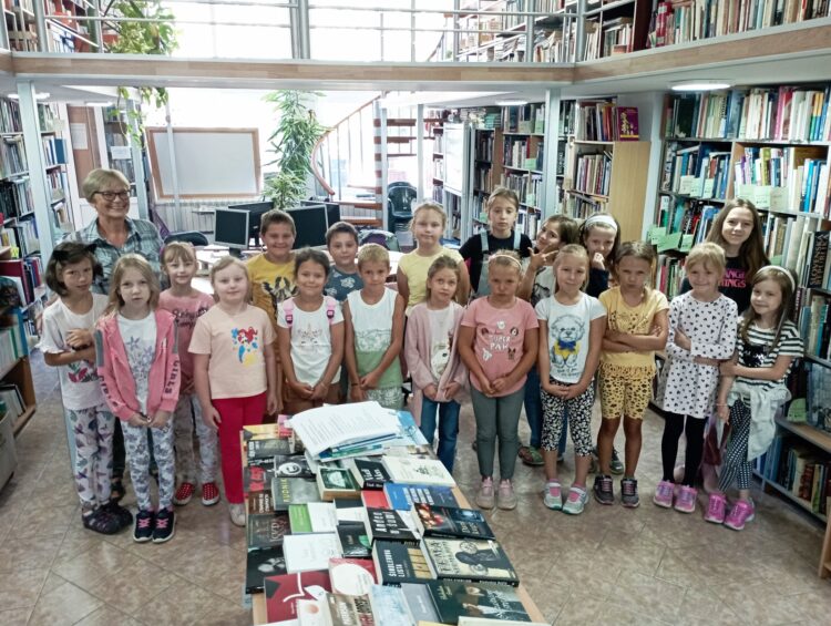 Účastníci recitačnej dielne s Máriou Kotvášovou-Jonášovou