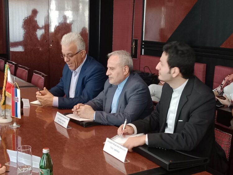 Delegácia veľvyslanectva Iránskej islamskej republiky v Belehrade v čele s Jeho Excelenciou Rashidom Hassan Pourom Baeiom (v strede)