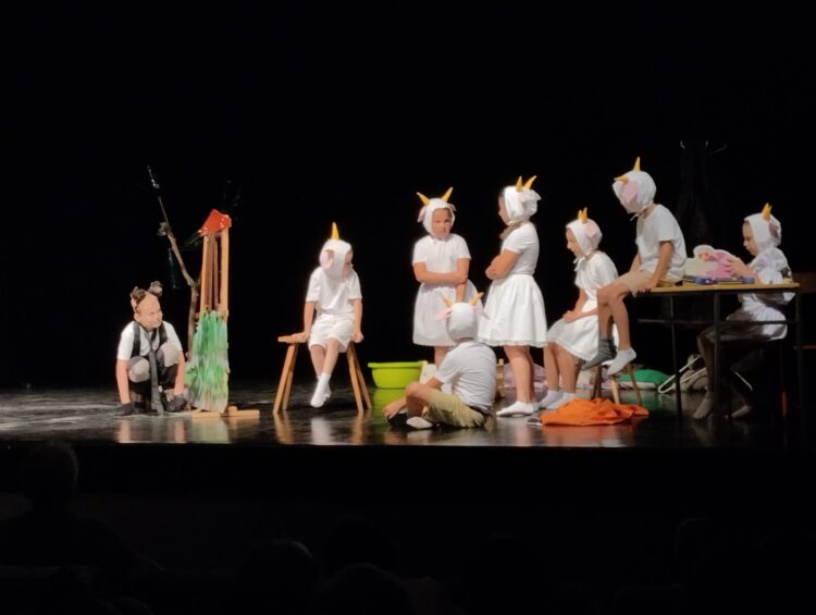 Momentka z vystúpenia malých Selenčanov (foto: z archívu SVD)