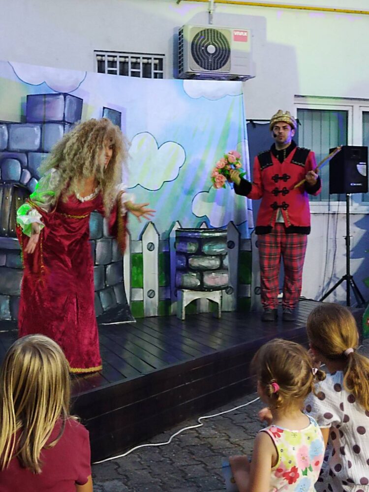 Herci z Belehradu zahrali v Starej Pazove predstavenie Čarodejná studňa žiadostí