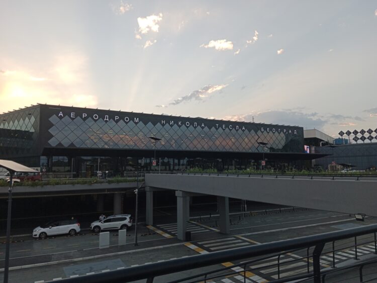 Z parkoviska P3 iba na 110 metrov je vzdialená budova letiska