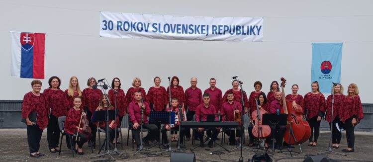 Komorný zbor Zvony na vystúpení v Galante na podujatí Vatra zvrchovanosti (foto: z archívu KZ Zvony)