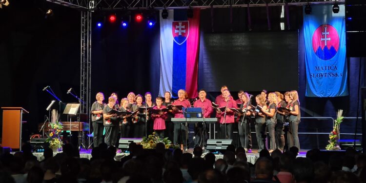 Komorný zbor Zvony počas vystúpenia na galaprograme v Martine (foto: z archívu KZ Zvony)