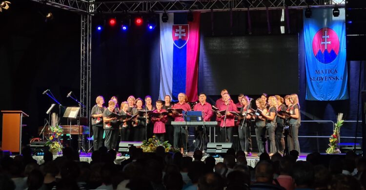 Komorný zbor Zvony počas vystúpenia na galaprograme v Martine (foto: z archívu KZ Zvony)