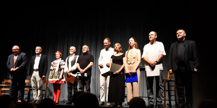 Režiséri predstavení v SVD v závere umeleckej časti otváracieho ceremoniálu pod názvom Milujem divadlo s opernou speváčkou Katarínou Kalmárovou (foto: Jaroslav Čiep)