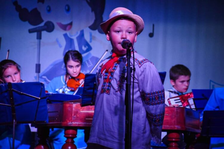 Filip Benka, predstaviteľ SKUS Jednota zo Šídu, jediný sólista medzi speváčkami (foto: Blaženka Dierčanová)