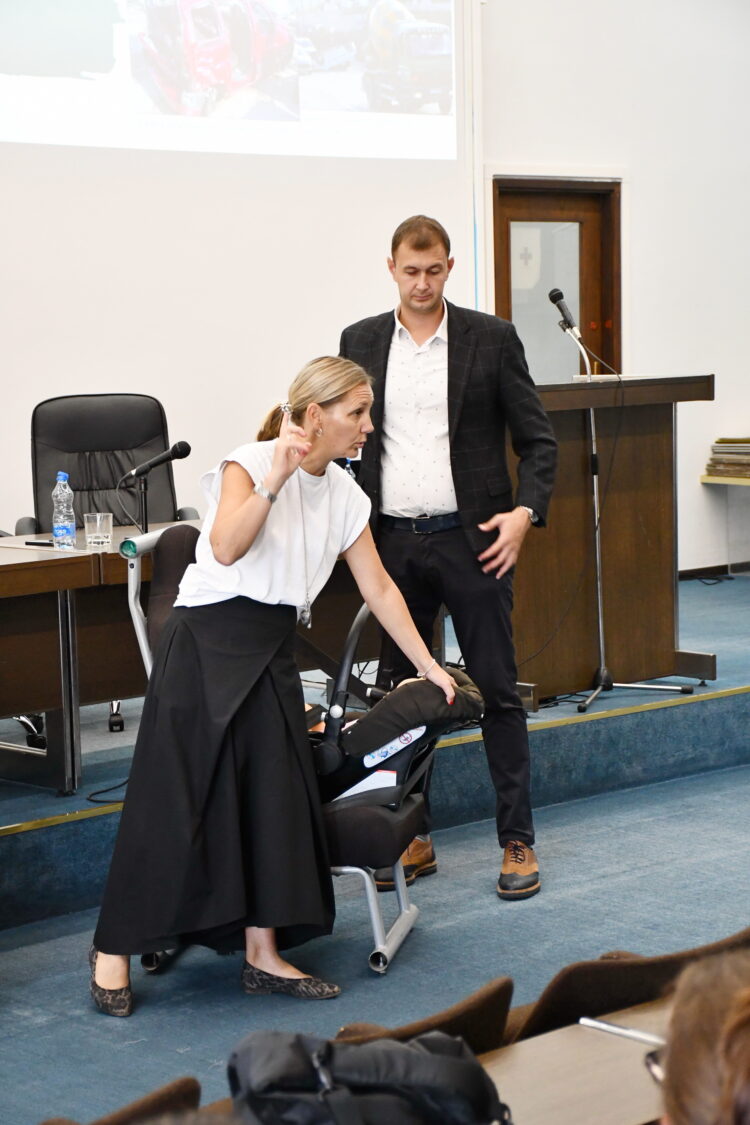 Školitelia rodičom dopodrobna vysvetlili chyby, ktoré sa najčastejšie robia pri inštalácii autosedačiek