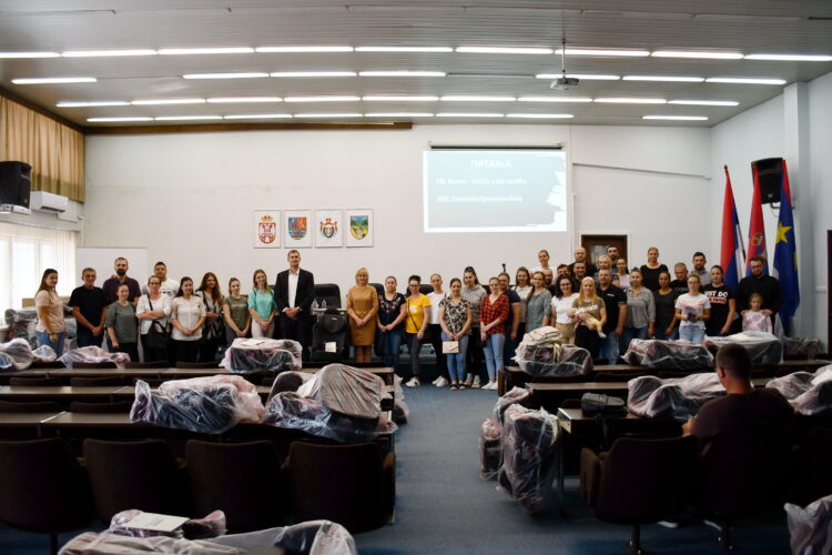 Tohto roku 50 prihlásených rodín bezplatne získalo detské autosedačky – spoločná fotografia