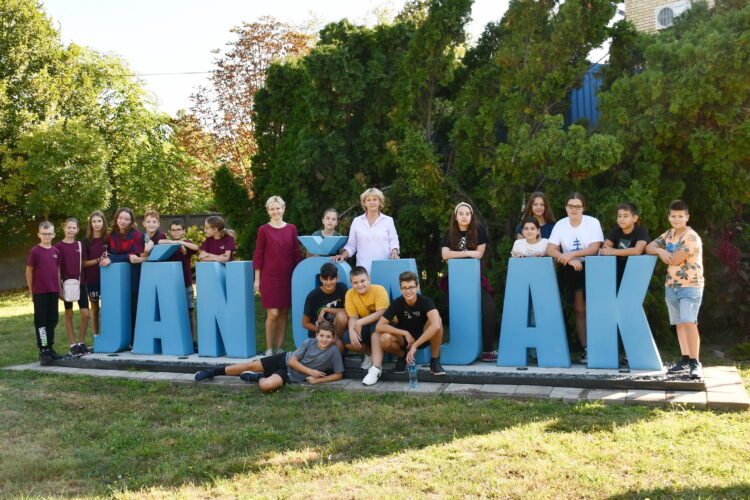Spoločná fotografia zahraničných účastníkov seminára na vchode do školy