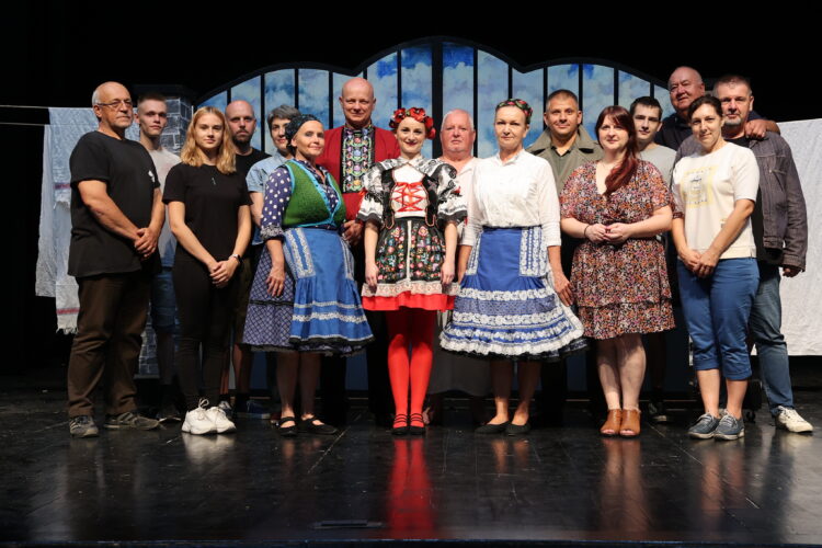 Kamenný chodníček v Petrovci (foto: archív SVD / V. Cifrić)