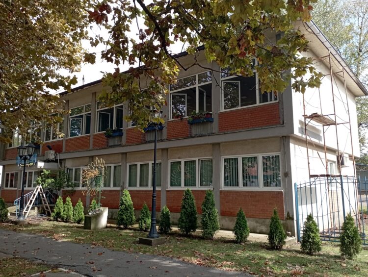 Na budove sa v priebehu septembra vynovovala fasáda  