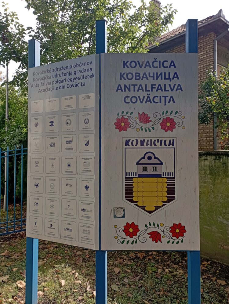 Vedľa budovy je postavená tabuľa s erbom Kovačice a zoznamom tunajších občianskych združení