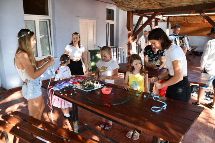 Šli dievčence vence viť