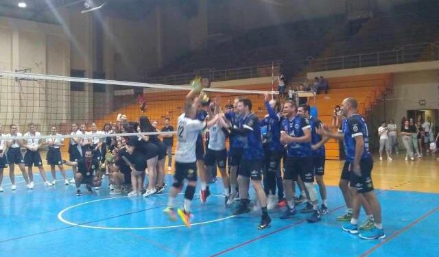 Po víťaznom zápase v Bečeji a získaní pohára Vojvodiny: radosť Kulpínčanov z pozoruhodného úspechu (Foto: T. Radanov)