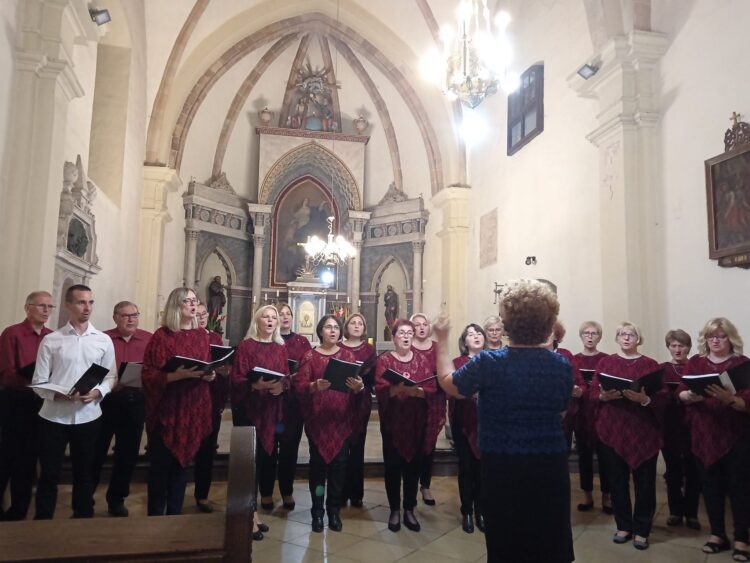 Komorný zbor Musica viva z Báčskeho Petrovca vedie Mariena Stankovićová-Kriváková