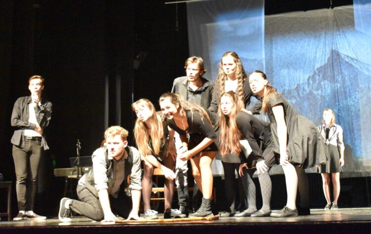 Energia mladíckeho zápalu z javiska sa ľahko preniesla i do hľadiska