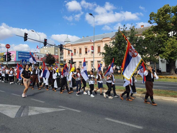 Defilé účastníkov