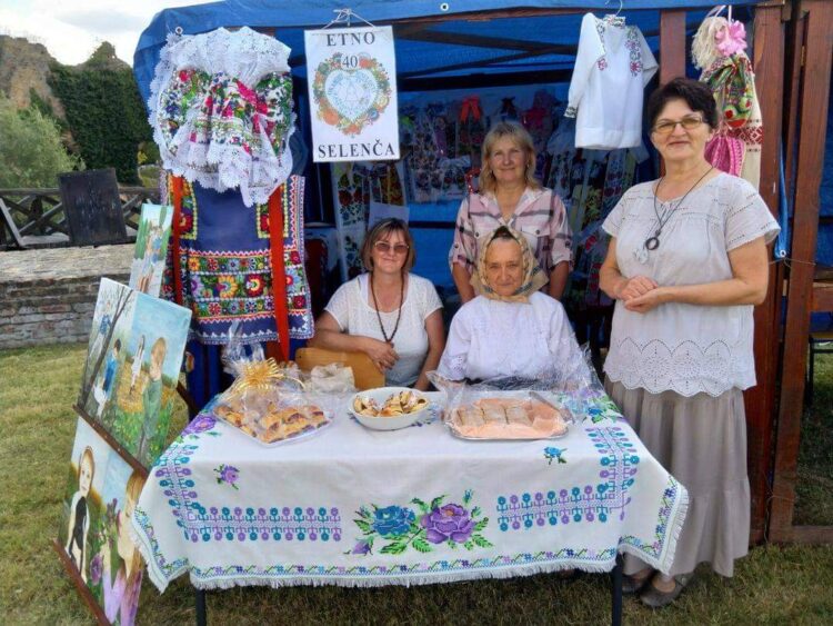 Selenčský stánok Etno sekcie v Báči (foto: Anna Nosálová)