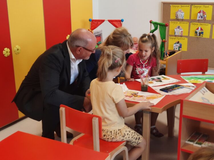 Riaditeľ MTU Srbsko Rainer Becker s deťmi