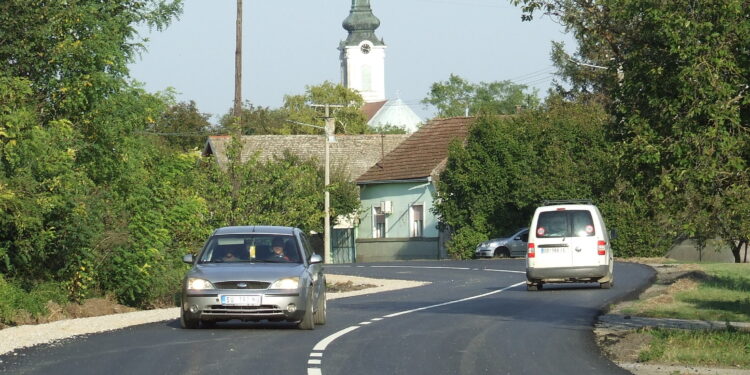 Zrekonštruovaná cesta na vchode do Lalite