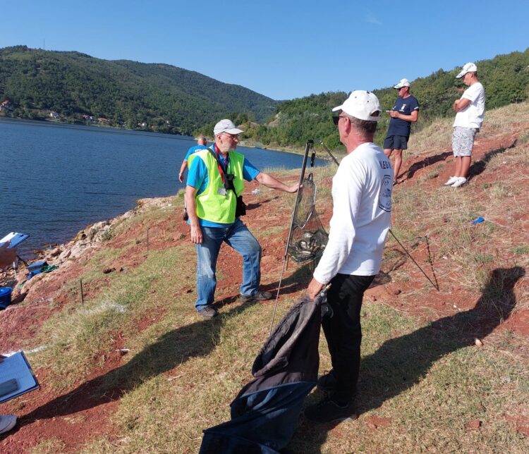 Pri meraní chyteného úlovku u Miloslava Melegu