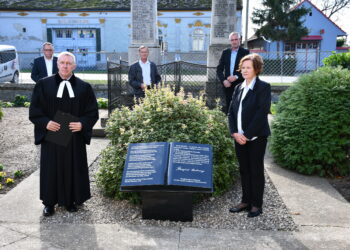 Odhalenie pamätnej tabule pred kostolom v Hložanoch